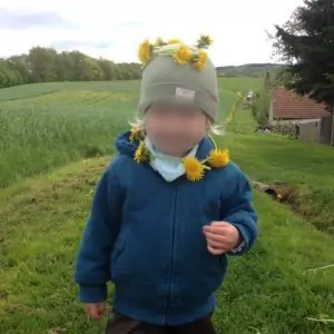 Kind im Grünen